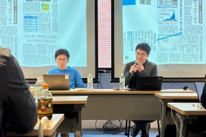 写真：河北新報記者の横山勲さん（右）