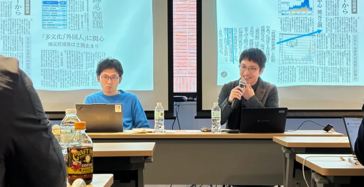 写真：河北新報記者の横山勲さん（右）