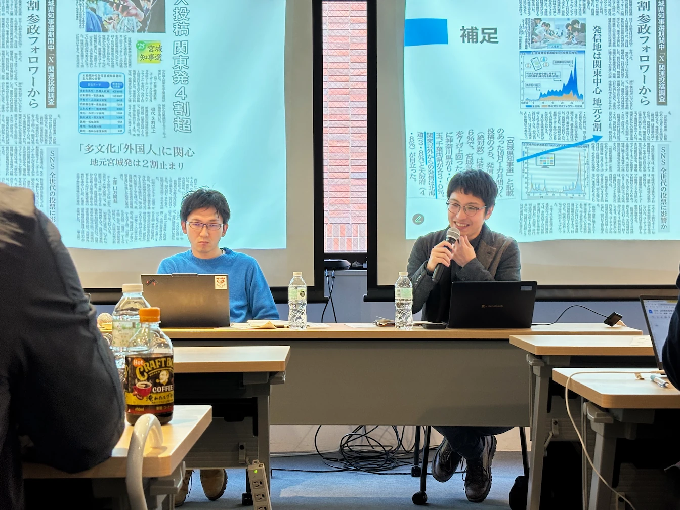 写真：河北新報記者の横山勲さん（右）